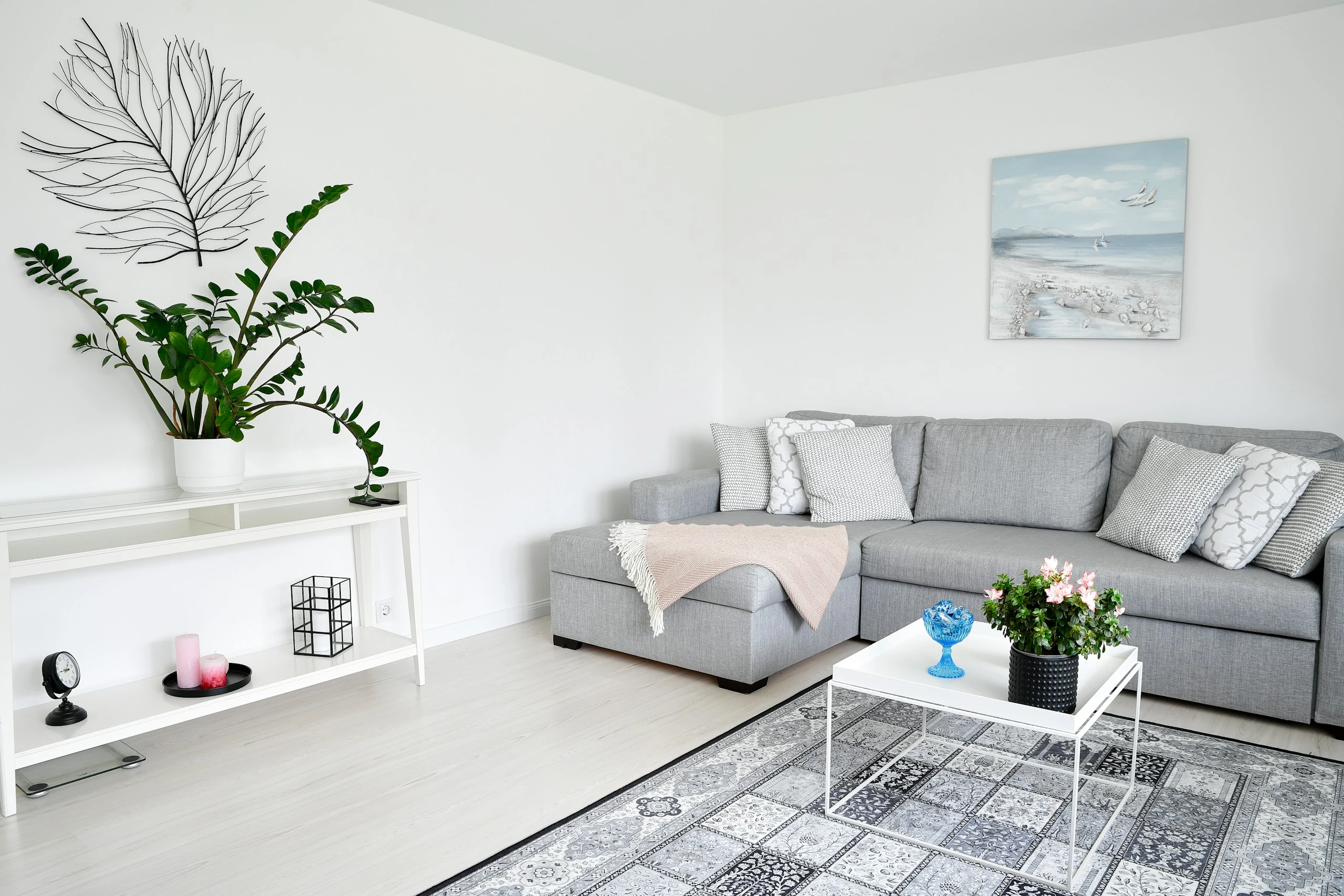 Lys stue med malte vegger og naturlige materialer
